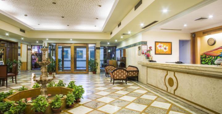 Grand Continental Hotel Prayagraj Esterno foto
