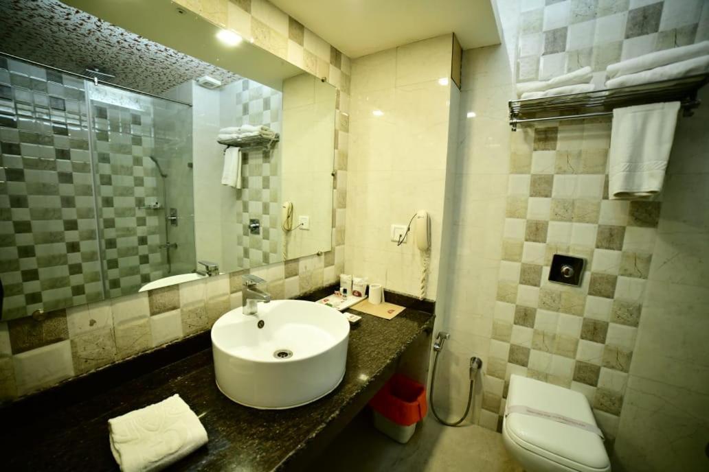 Grand Continental Hotel Prayagraj Esterno foto