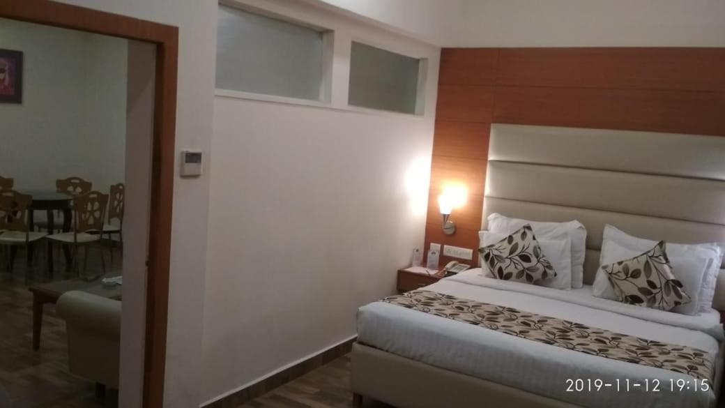 Grand Continental Hotel Prayagraj Esterno foto