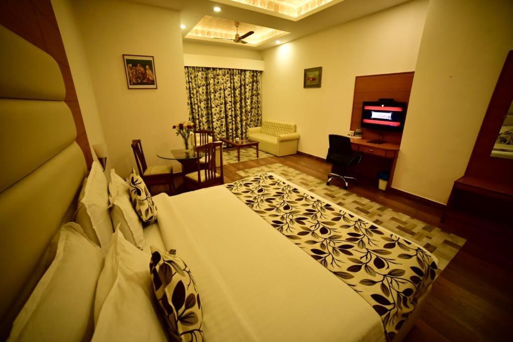 Grand Continental Hotel Prayagraj Esterno foto
